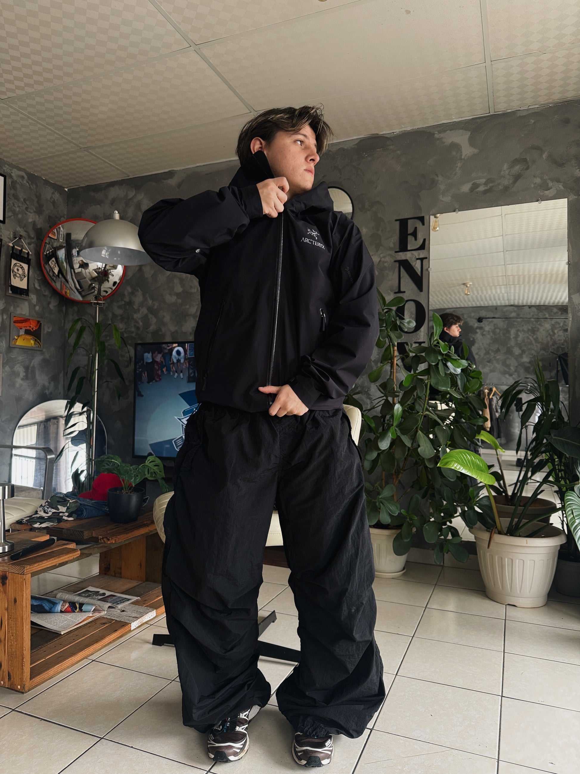BLACK PARACHUTE PANTS - M