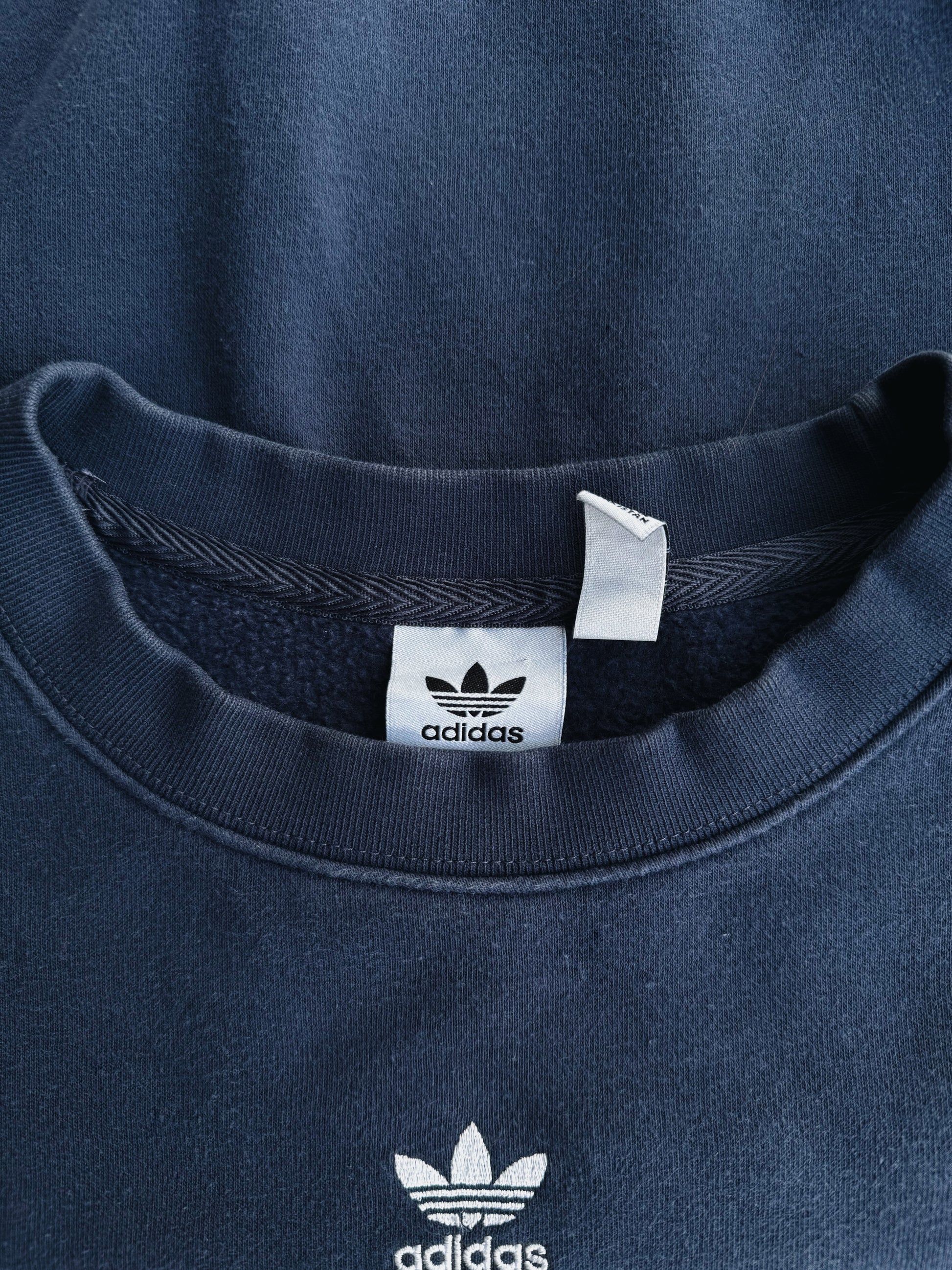 (BOXY M) ADIDAS CENTER CREWNECK