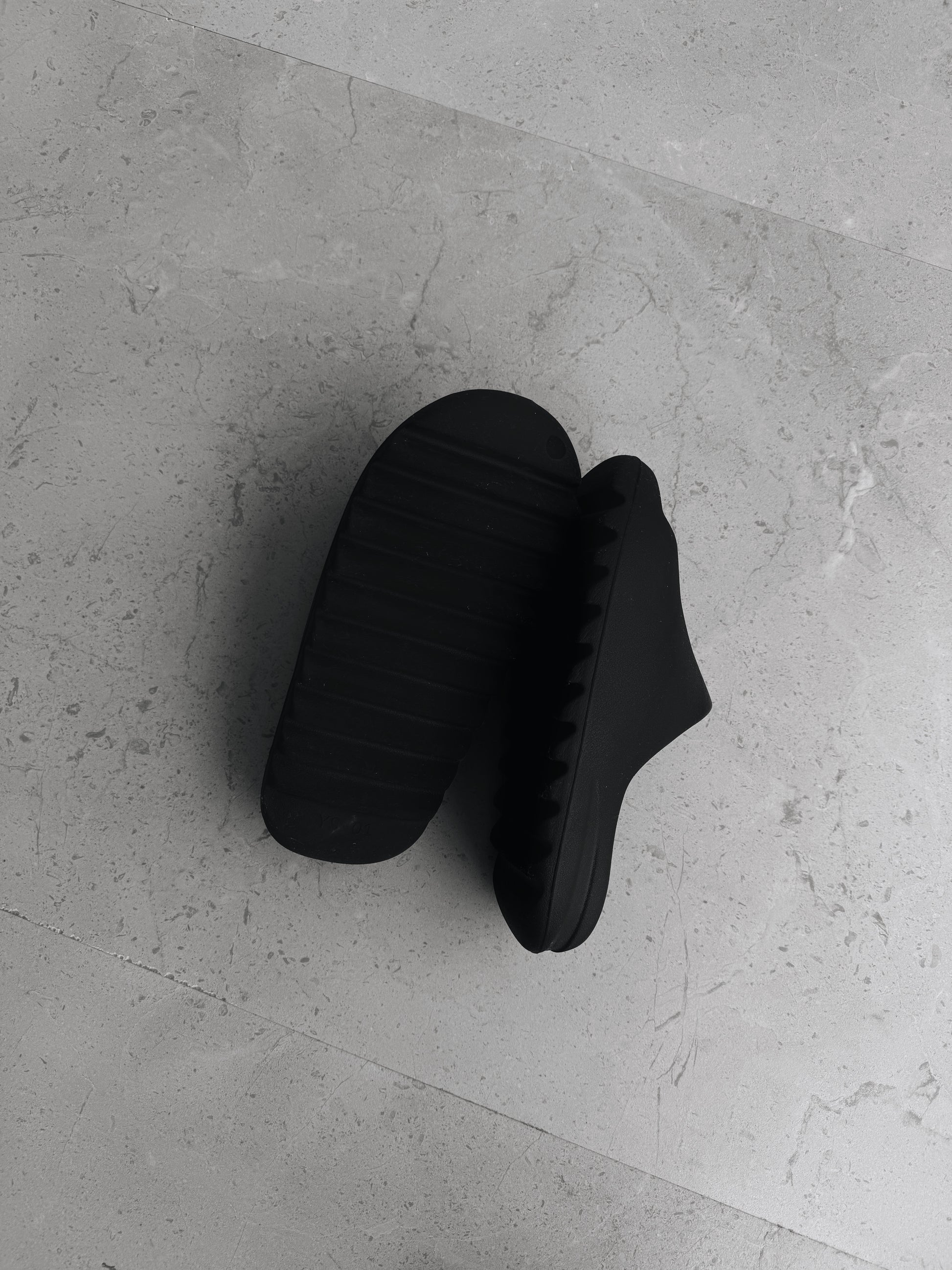 YEEZY SLIDE - SIZE 9