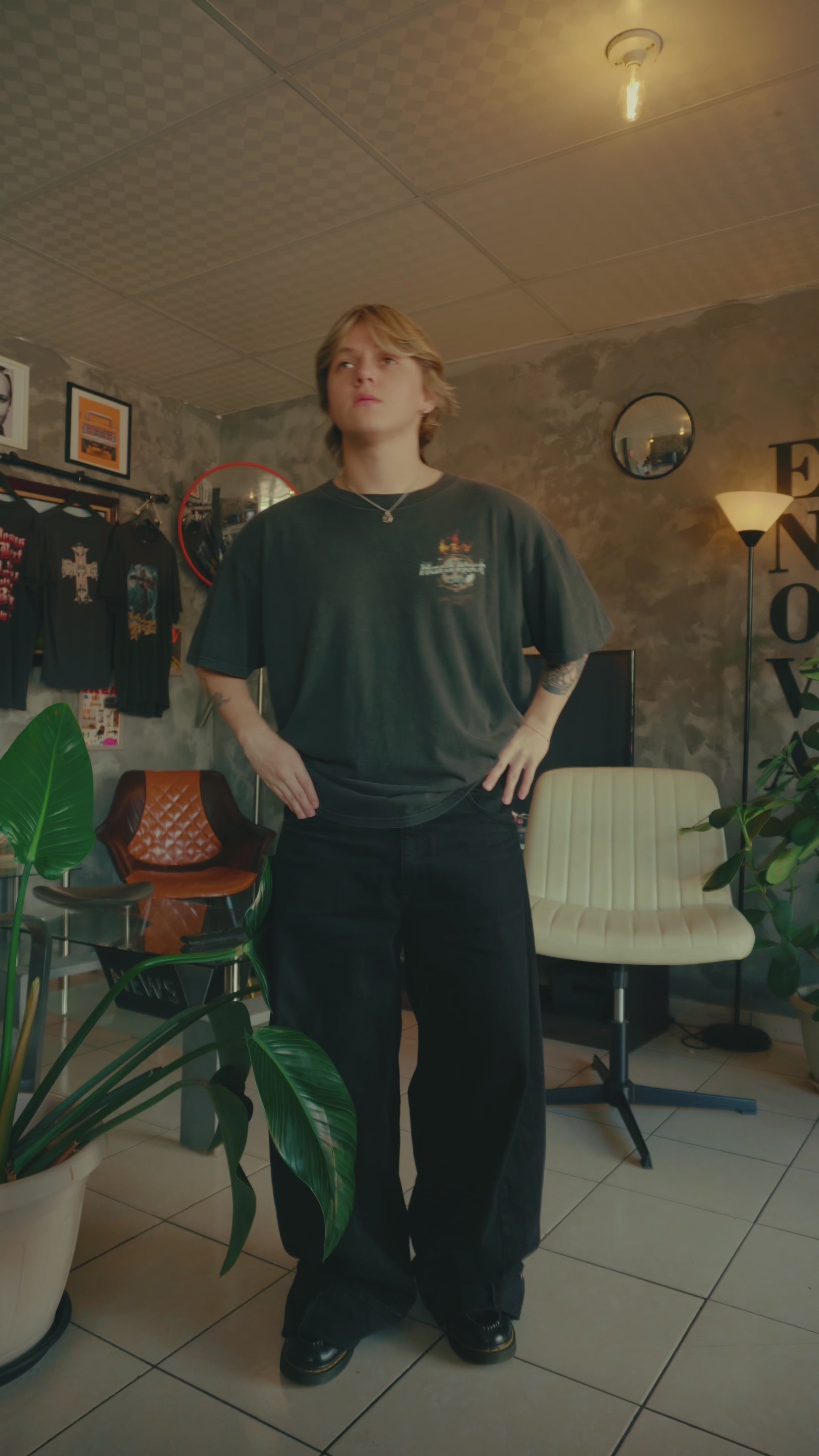 (XL) 90’S VINTAGE HARD ROCK FLAMES FADED TEE