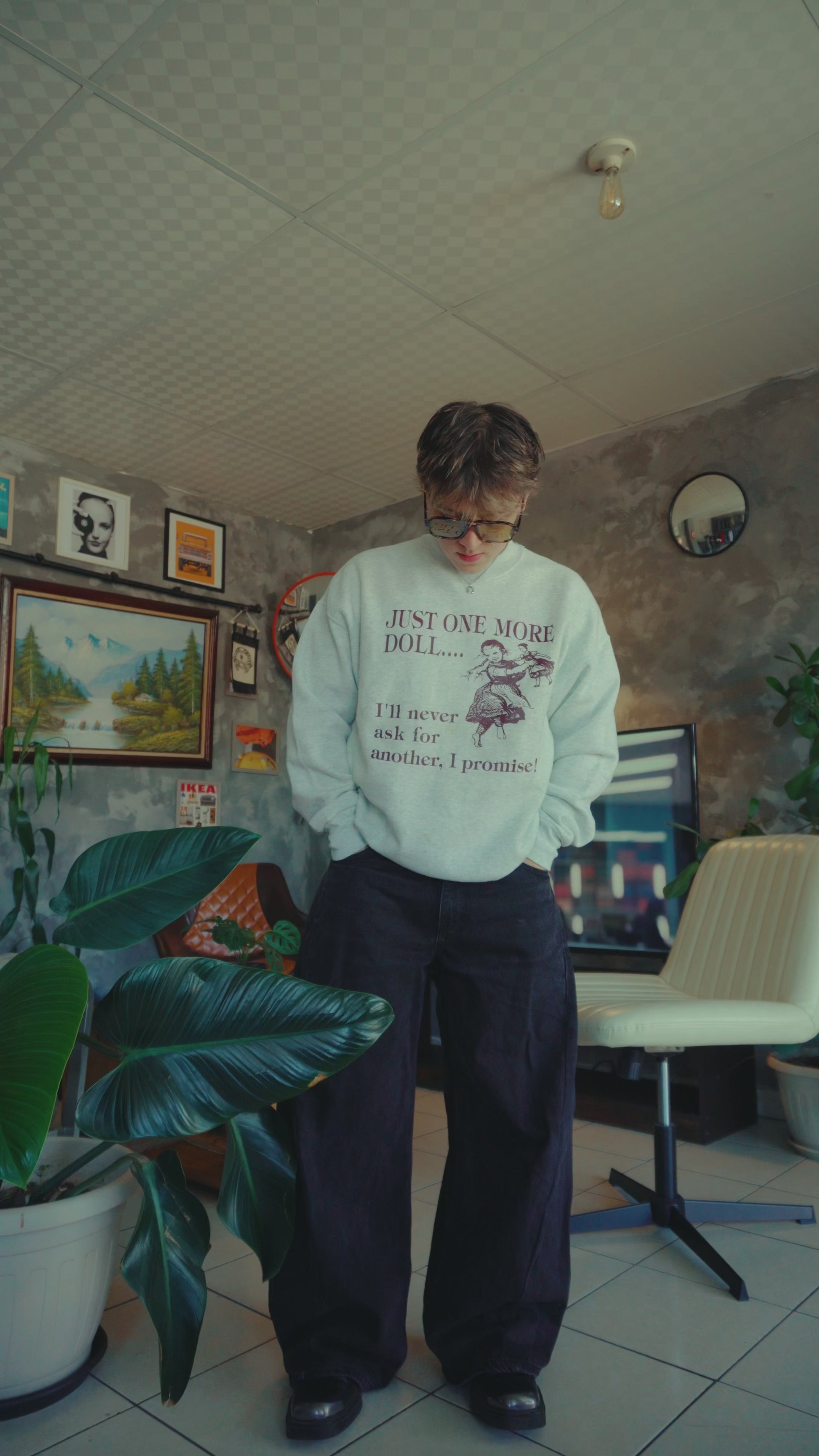 (XL) 90’S VINTAGE “JUST ONE MORE DOLL” CREWNECK
